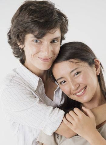 非lgbt も共感 パリで同性婚したタレントが書く 百合のリアル オルタナ