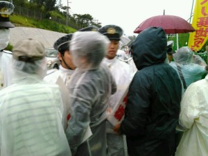 「この国は独裁国家か」辺野古ゲート前で抗議の市民